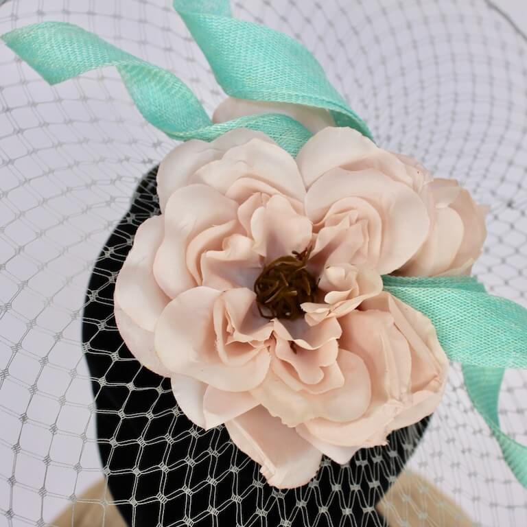 Tocado gris con decoración en menta - Imagen 3