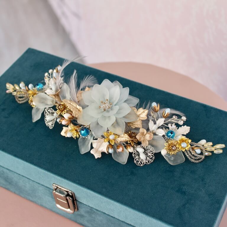 Tocado de novia de flores con plumas