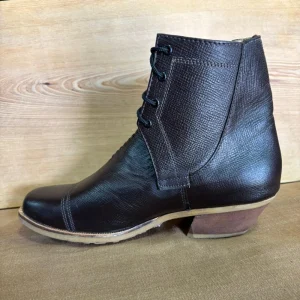 Zapato de Cuero Engrasado con Planta de Goma